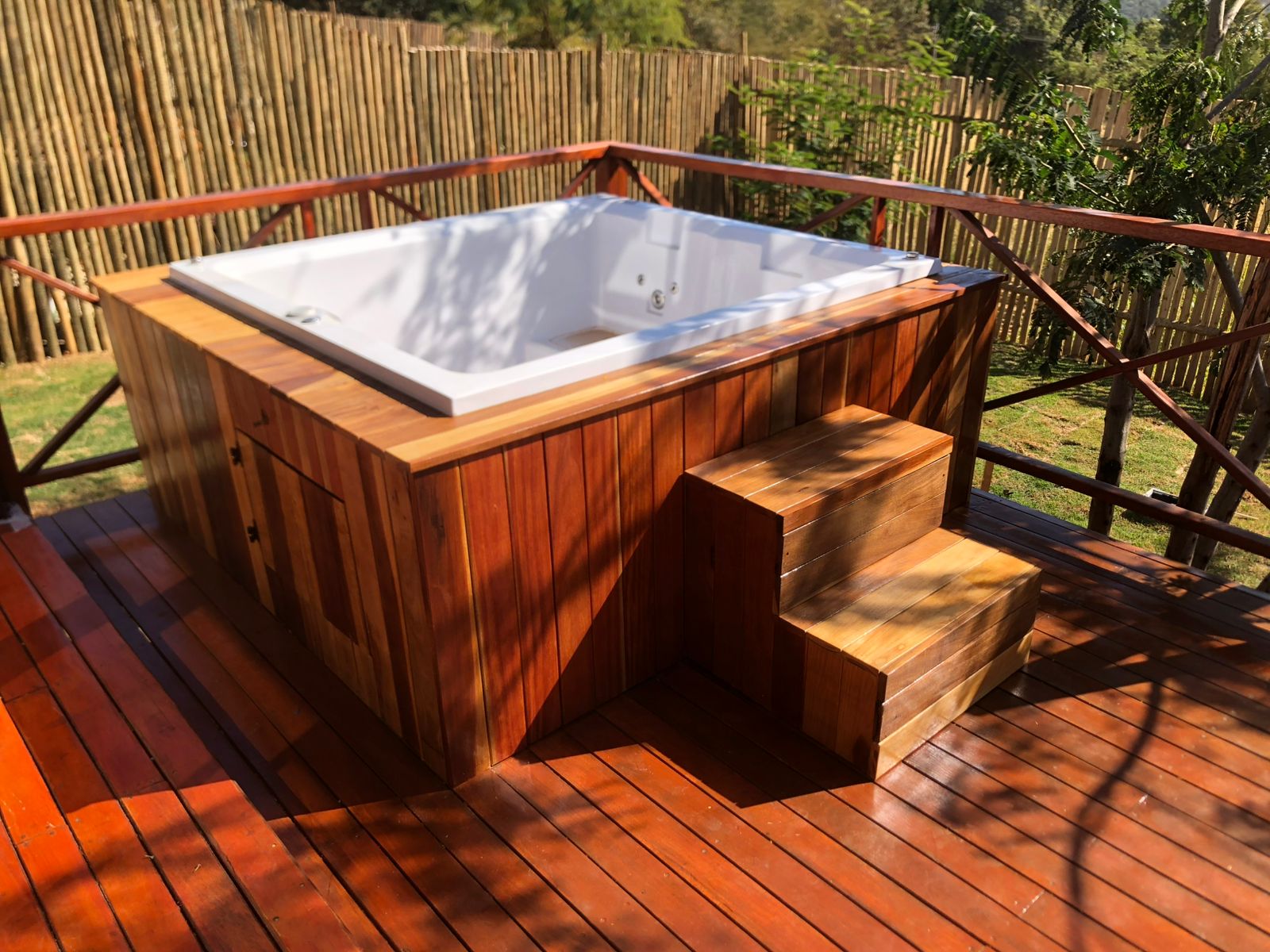 Deck com jacuzzi