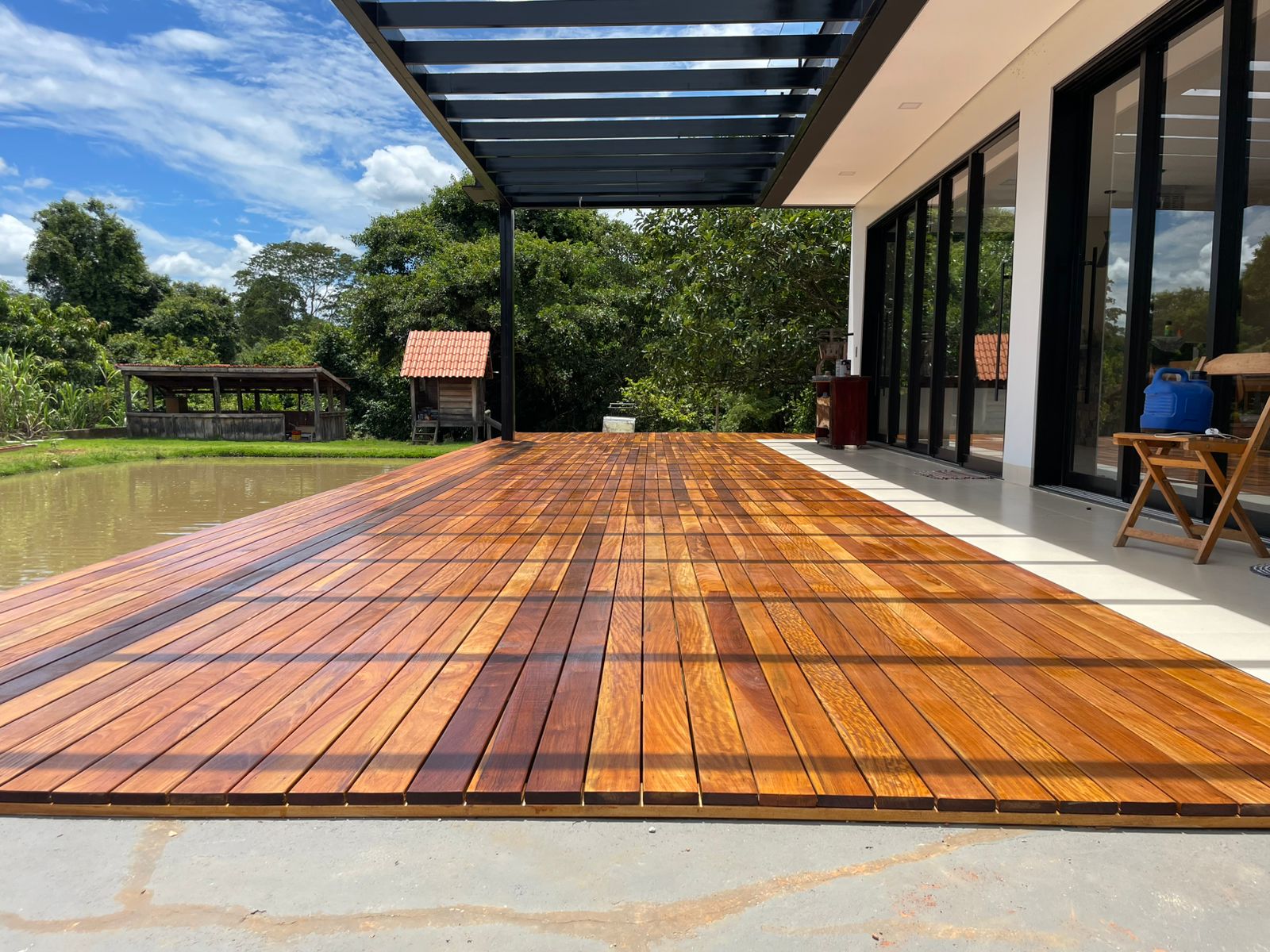 Deck de madeira com vista para o lago